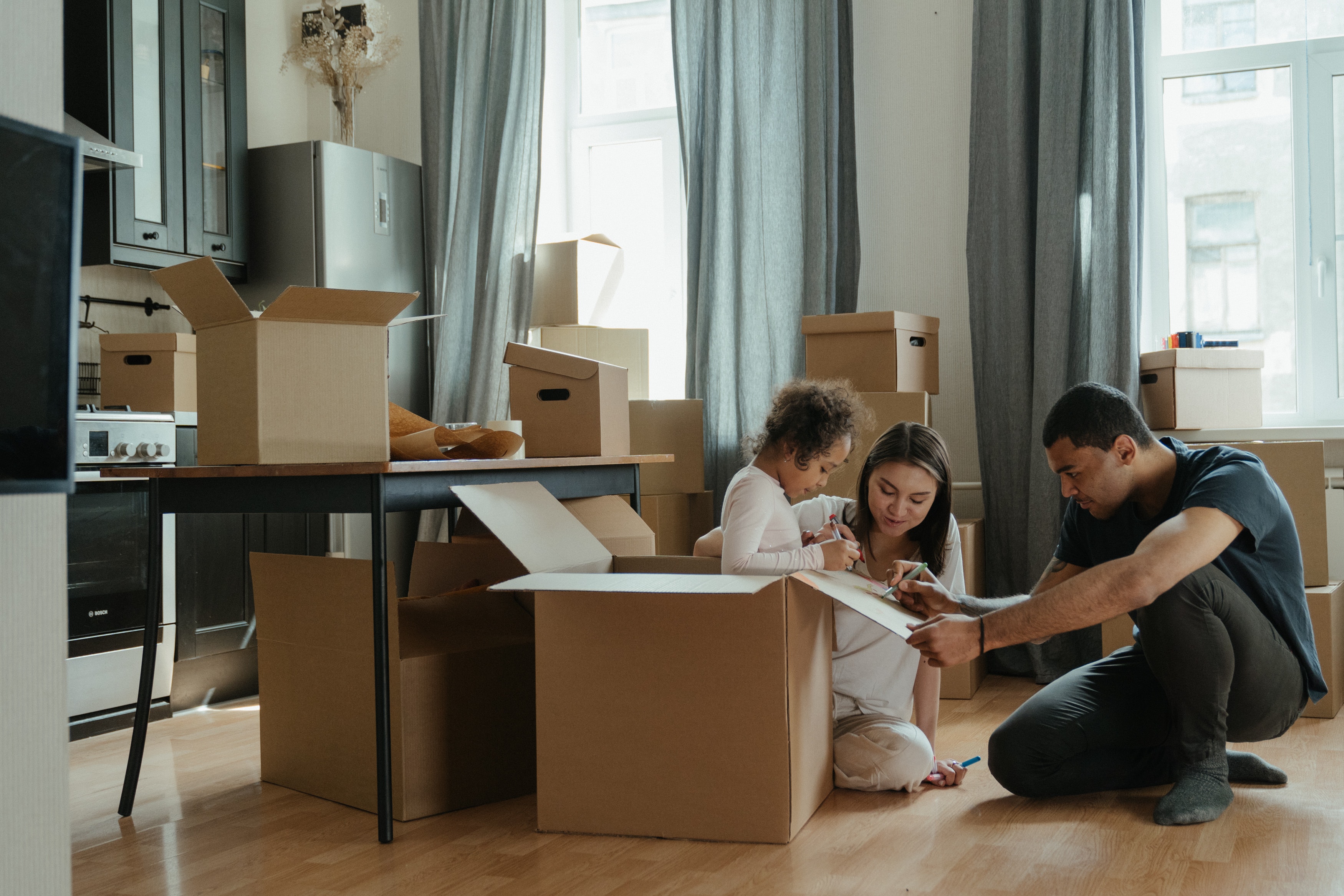 Umzugsunternehmen Hannover Keske Umzüge hat alle Kartons einer Familie gepackt und stehen im Wohzimmer abholbereit